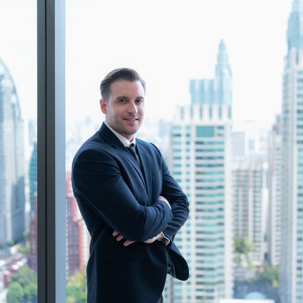 vecteezy_portrait-of-businessperson-and-the-generation-personalities_22955306_650